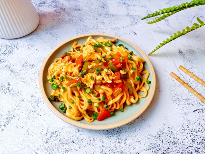 番茄鸡蛋酱香拌面