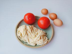 准备手擀面条与配菜。