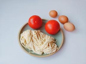 准备手擀面条与配菜。