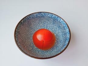 番茄划十字花刀放碗里，加入开始浸泡几分钟就可以剥皮。