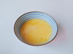 鸡蛋加一点点料酒打散。