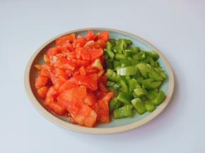 番茄与灯椒分别切丁备用。