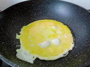 油热下鸡蛋液入锅。