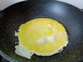 油热下鸡蛋液入锅。