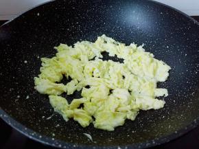 等蛋液差不多定型时用筷子快速搅拌成小粒。