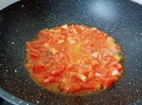 热锅热油下番茄炒出汤汁。