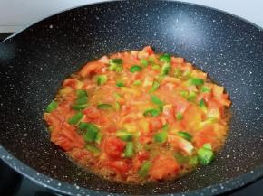 加入灯椒丁翻炒一分钟。