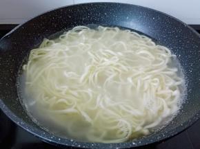 水开下面条煮【水里面可以加一点盐，煮好的面条劲道爽滑】