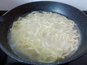水开下面条煮【水里面可以加一点盐，煮好的面条劲道爽滑】