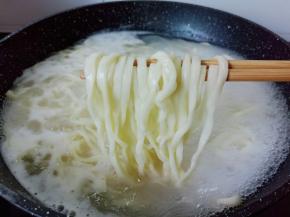 煮面条期间添加一次冷水，再次煮开就熟了。