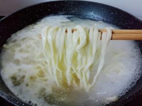 煮面条期间添加一次冷水，再次煮开就熟了。