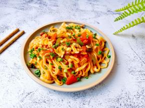 煮好面条拌上炒好的配菜拌均匀。