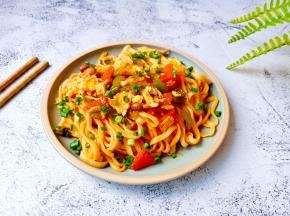 煮好面条拌上炒好的配菜拌均匀。