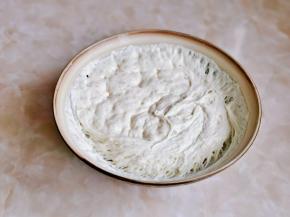 首先一定要把波兰种做上，发酵最佳时间10小时左右，自己算好时间呦，将水面粉，酵母粉混合搅拌至无干粉。（密封好放入冰箱冷藏室发酵一夜）