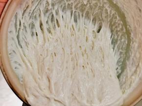 晚上发酵的，早上起来发酵好的波兰种，全部是蜂窝状态。