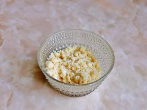 制作酥粒，将玉米油，低粉，椰蓉，白砂糖混合，搓成颗粒状，放入冰箱冷藏室。