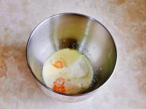 做主面团，牛奶，玉米油，鸡蛋，奶粉，盐与糖对角放。