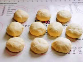 取出发酵好的面团，揉圆排气，再分成10等份，揉圆盖上保鲜膜醒10分钟。