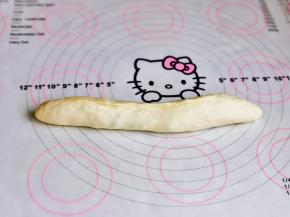 再卷起来，收口捏紧，搓成橄榄状。（收口一定要捏紧哈）