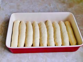 依次做好，放入烤盘中，我的烤盘348*248*62mm这个量正好。（本来10个面团，后来我分成了9份呦）