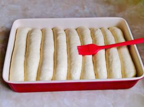 发酵至原来的2倍大，取出刷上牛奶。