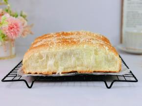 全家人大爱的面包。