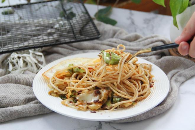 微辣咸香包菜碎虾蓉酱拌意面