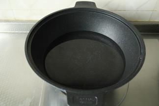 不粘锅里倒入清水，开大火将水煮开！