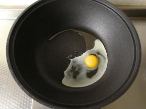 不粘锅清洗干净，用厨房直接擦干。倒油，先煎鸡蛋，双面煎金黄即可，小火煎。