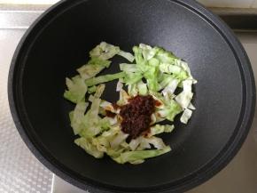 再将切好洗干净的包菜碎，翻炒一会，加入2-3勺虾蓉酱，炒匀入味后关火。