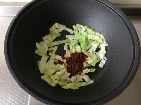 再将切好洗干净的包菜碎，翻炒一会，加入2-3勺虾蓉酱，炒匀入味后关火。