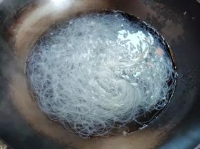 烧一锅水，下粉丝煮到筷子能夹断，就赶紧捞起。