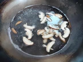 煮粉丝的水接着焯一下香菇，煮一分钟。不焯也没有关系，我家是习惯焯一下。