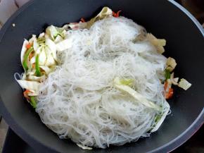 下粉丝接着翻炒一会。