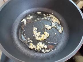 锅里倒适量油，大概二三十毫升的样子，下姜蒜爆香。本来炒粉丝要比较多的油，不过我要加的虾酱比较多油，所以前面放的油少点。而且我用的不粘锅炒的，油不需要好多。