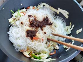 加入2汤匙虾酱，1-2汤匙生抽，翻炒拌匀就可以了。没有加盐，因为虾酱比较咸，就加了一点生抽。