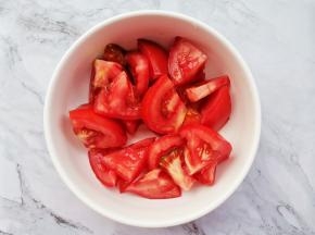 番茄切小块。