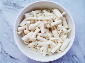 菌菇去蒂洗净切段，