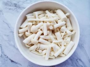 菌菇去蒂洗净切段，