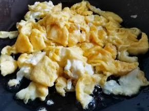 鸡蛋打散煎熟。