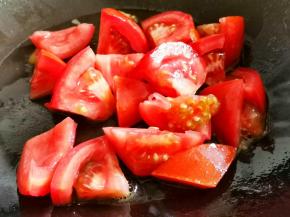 锅中热油，加番茄炒出汁，