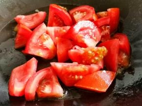 锅中热油，加番茄炒出汁，