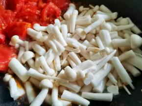 加菌菇翻炒1分钟，