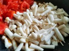 加菌菇翻炒1分钟，