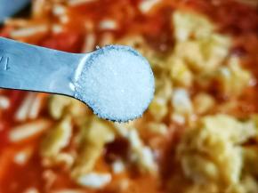 加一小勺盐煮开。