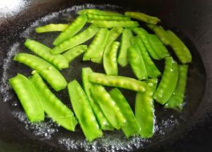 荷兰豆洗净去茎焯水一分钟捞出过凉，