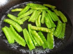 荷兰豆洗净去茎焯水一分钟捞出过凉，