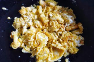 鸡蛋打散加一点盐，煎熟铲碎备用。