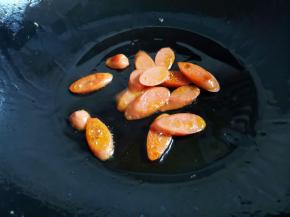 火腿煎至变硬，