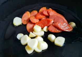 利用余油爆香蒜片，